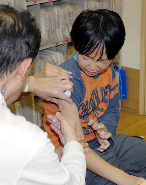 インフルエンザのワクチン接種を受ける児童（Ｃ）共同通信社