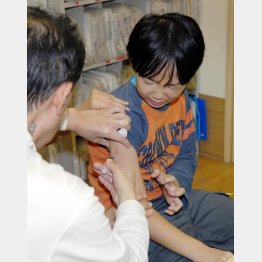 インフルエンザのワクチン接種を受ける児童（Ｃ）共同通信社