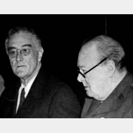 ルーズベルト（左）とチャーチル（1945年）　（Ｃ）World History Archive／ニューズコム／共同通信イメージズ