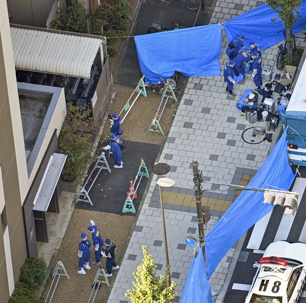 森本彩加さんが刺され死亡した事件で、現場付近を調べる兵庫県警の捜査員（Ｃ）共同通信社