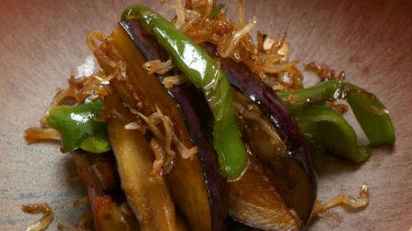 【ナスとピーマンとじゃこのショウガ炒め】しんなりするまで炒めること