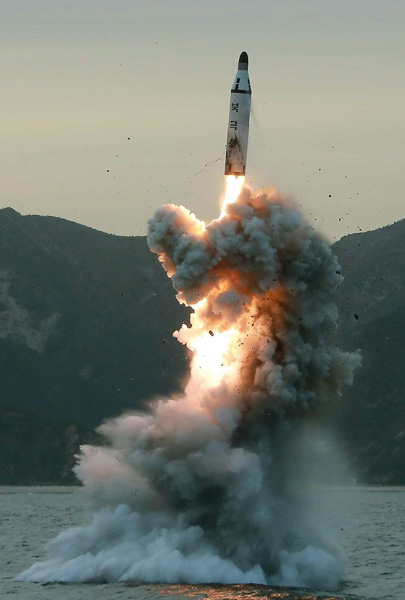 絶妙なタイミングで発射か（潜水艦発射弾道ミサイル〈SLBM〉「北極星３」型）／（Ｃ）朝鮮中央通信＝共同