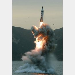 絶妙なタイミングで発射か（潜水艦発射弾道ミサイル〈SLBM〉「北極星３」型）／（Ｃ）朝鮮中央通信＝共同