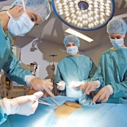 腸に長方形の影が！ 腹痛を訴えるエジプトの服役囚から摘出されたモノは…