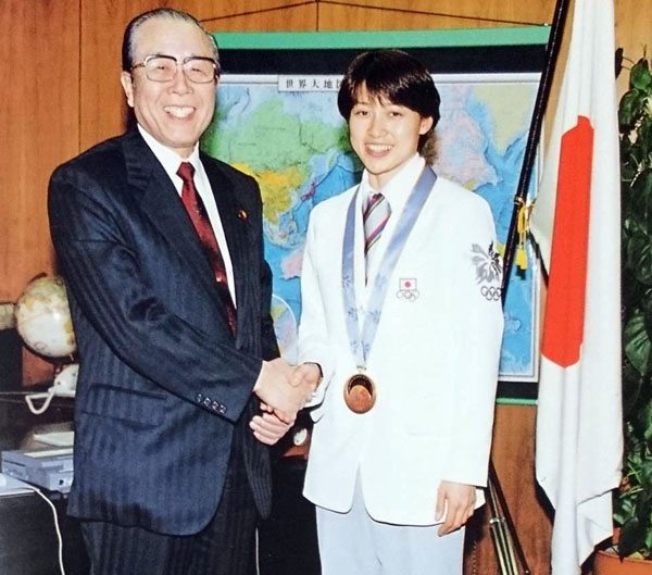 1998年長野五輪後に堀内光雄会長と握手する筆者（本人提供）