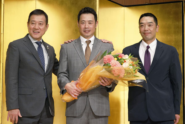 原監督（左）と阿部コーチ（右）から花束を贈られた亀井（Ｃ）共同通信社