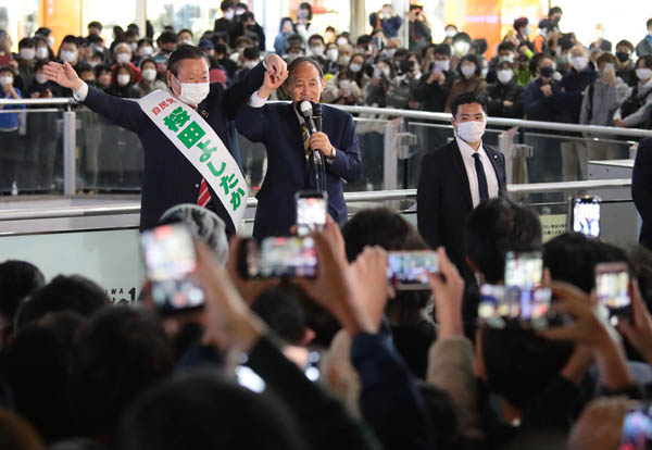 桜田候補の演説そっちのけ、聴衆は何とかスマホに菅前首相を収めようと押し合いへし合い…（Ｃ）日刊ゲンダイ