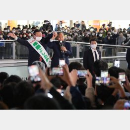 桜田候補の演説そっちのけ、聴衆は何とかスマホに菅前首相を収めようと押し合いへし合い…（Ｃ）日刊ゲンダイ