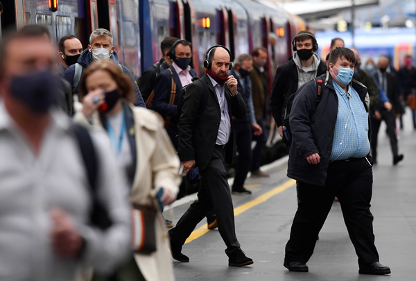 英国は新規感染者が5万人、再び感染拡大…（朝の通勤風景＝ロンドン）／（Ｃ）ロイター