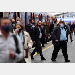 英国は新規感染者が5万人、再び感染拡大…（朝の通勤風景＝ロンドン）／（Ｃ）ロイター