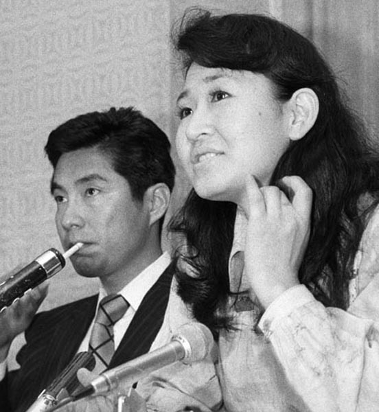 加藤登紀子（右）と夫の藤本敏夫（1975年当時）／（Ｃ）共同通信社