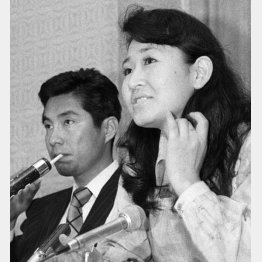 加藤登紀子（右）と夫の藤本敏夫（1975年当時）／（Ｃ）共同通信社
