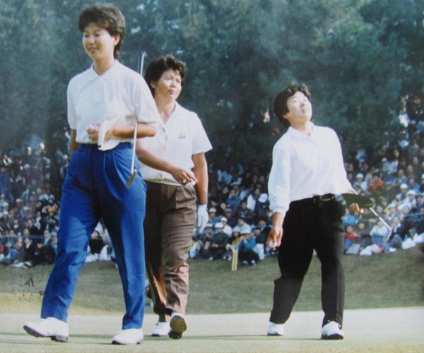 1990年に初優勝を挙げた村井プロ（左から小林浩美、岡本綾子、と本人）（提供写真）