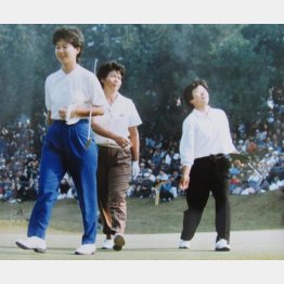 1990年に初優勝を挙げた村井プロ（左から小林浩美、岡本綾子、と本人）（提供写真）