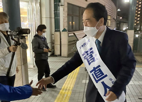 有権者と握手する菅直人元首相（C）日刊ゲンダイ
