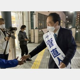 有権者と握手する菅直人元首相（C）日刊ゲンダイ