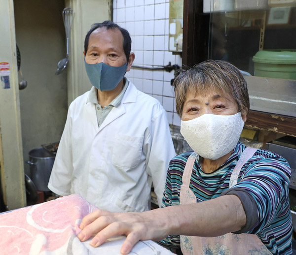 女将の松尾彰子さん（右）と料理長の前田勇二さん（Ｃ）日刊ゲンダイ