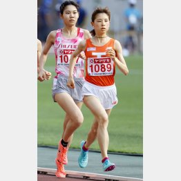 U20の女子5000Mで、大会新記録の15分26秒09をマークして優勝した不破聖衣来（右）／（Ｃ）共同通信社