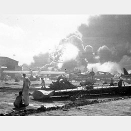 1941年12月7日、真珠湾攻撃で炎上する米軍の飛行場（Ｃ）ロイター＝共同