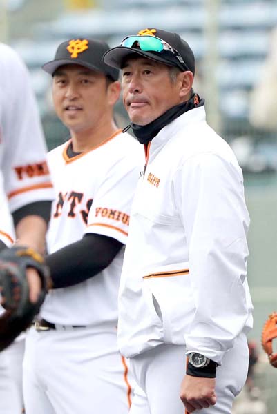 2年で退団する石井琢朗三軍野手コーチ。左は中島（Ｃ）日刊ゲンダイ