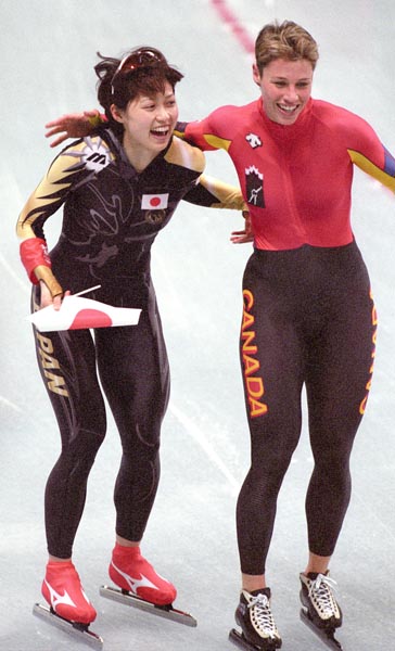 1998年長野五輪で女子500M金メダエウのドーン（右）と肩を抱き合って滑る筆者（Ｃ）共同通信社