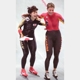 1998年長野五輪で女子500M金メダエウのドーン（右）と肩を抱き合って滑る筆者（Ｃ）共同通信社