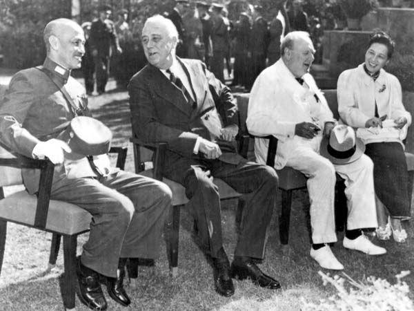 1943年、カイロでルーズベルト米大統領（左２）、チャーチル英首相（その右）と会談する蒋介石・台湾総統（左）と宋美齢夫人（Ｃ）共同通信社