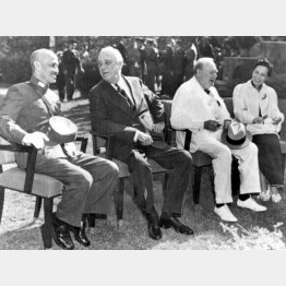 1943年、カイロでルーズベルト米大統領（左２）、チャーチル英首相（その右）と会談する蒋介石・台湾総統（左）と宋美齢夫人（Ｃ）共同通信社
