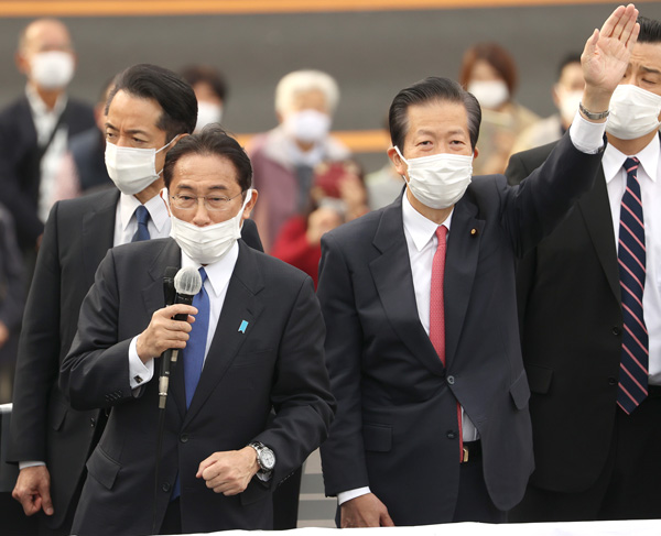 「野党に期待できないから」（左から、岸田首相と公明党の山口代表）／（Ｃ）日刊ゲンダイ