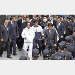 福岡県警捜査員と野村悟被告（中央左）、田上不美夫被告（同右）／（Ｃ）共同通信社