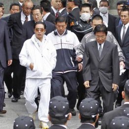 福岡県警捜査員と野村悟被告（中央左）、田上不美夫被告（同右）／