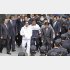 福岡県警捜査員と野村悟被告（中央左）、田上不美夫被告（同右）／（Ｃ）共同通信社