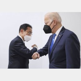 先のCOP26でグータッチをする岸田首相とバイデン米大統領（内閣広報室提供）