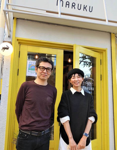 「マルク」前で高橋さん（右）と桜井さん（Ｃ）日刊ゲンダイ