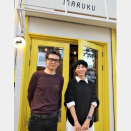 「マルク」前で高橋さん（右）と桜井さん（Ｃ）日刊ゲンダイ