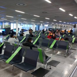 フランクフルト空港内のシート。緑のテープは着席不可（写真）元川悦子