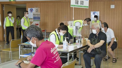 3回目接種“前倒し”で対象者は「数千人→数万人」に…各自治体に渦巻くワクチン大混乱