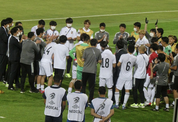 試合後にオール日本代表として全員が円陣を組んだ（写真）元川悦子