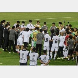 試合後にオール日本代表として全員が円陣を組んだ（写真）元川悦子