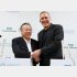 2013年の経営統合会見（東会長兼社長＝左とアプライド社の当時のCEO）／（Ｃ）日刊ゲンダイ