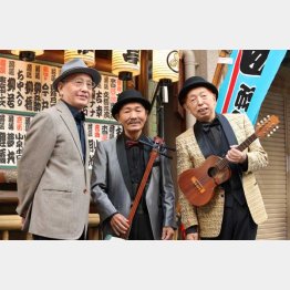 「東京ボーイズ」の仲八郎（右）と菅六郎、左は吉川潮氏（Ｃ）日刊ゲンダイ
