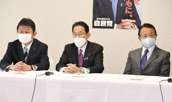 会談は定例化。権力基盤は３AからAMに（左から、茂木幹事長、岸田首相、麻生副総裁）／（Ｃ）日刊ゲンダイ