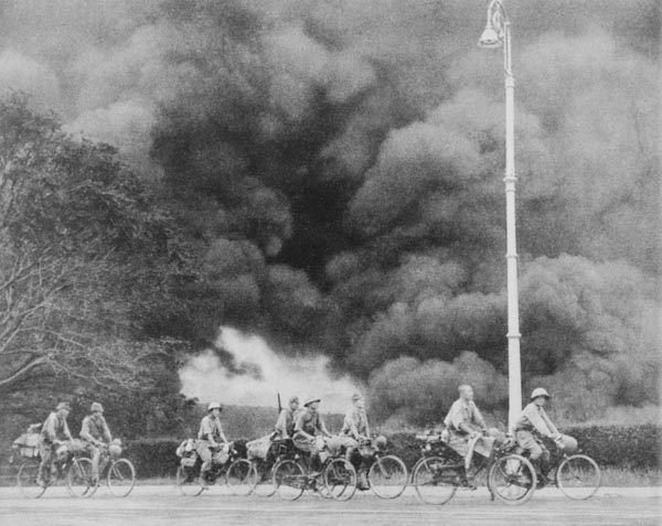 太平洋戦争マレー作戦で自転車で進撃する日本軍「銀輪部隊」（1941年12月～1942年2月頃）（Ｃ）共同通信社