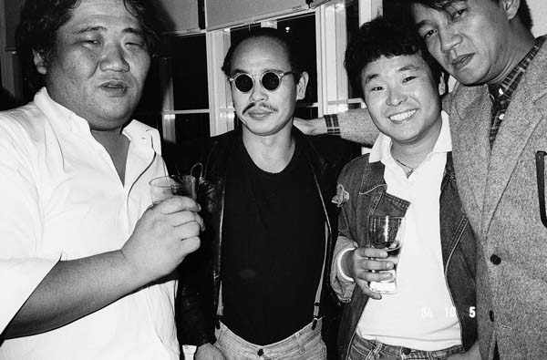 左から中上健次、荒木、（韓国の伝統的打楽器グループ）「サムルノリ」のキム・ドクス、坂本龍一（1984年撮影）／（提供写真）