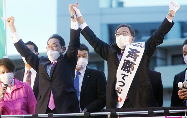 広島3区は大接戦だった（衆院選のとき、地元応援に駆け付けた岸田首相と公明党の斉藤鉄夫国交相）／（Ｃ）日刊ゲンダイ