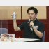 2020年8月、うがいを呼び掛ける大阪の吉村洋文府知事（Ｃ）共同通信社