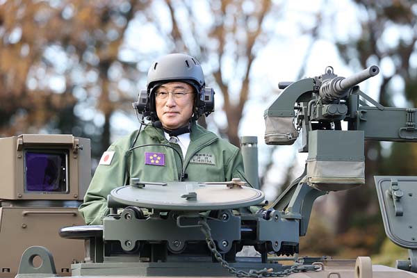 10式戦車に試乗してご満悦の岸田首相（代表撮影）