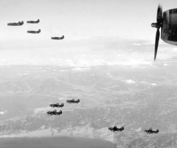 1945年2月16日から17日にかけて行われた東京空襲で、日本本土上空を飛ぶ米空母艦載機（米海軍撮影＝米海軍公式写真）