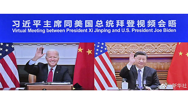 バイデン大統領は米国民に対中強硬姿勢をアピールしたい　（右は中国の習近平国家主席、新華社の「微博（ウェイボー）」から、共同）