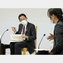 経済関係の有識者との「車座対話」をする岸田首相（Ｃ）共同通信社